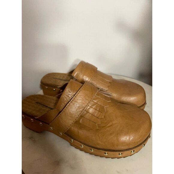 Kelsi Dagger Leather Studded Wooden Bottom Hobby Clogs Mules Tan Size 6 NEW - Picture 4 of 6